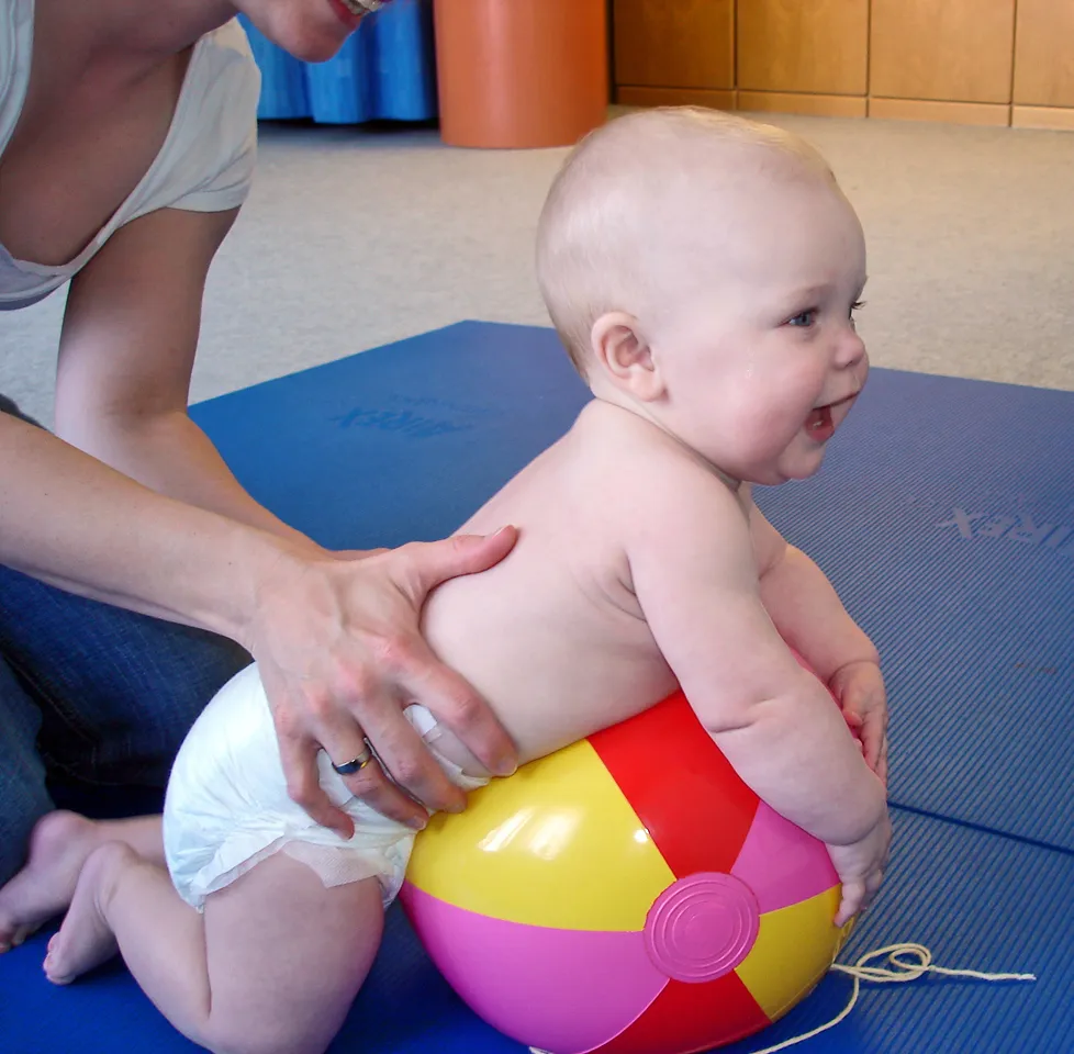 Baby mit Ball