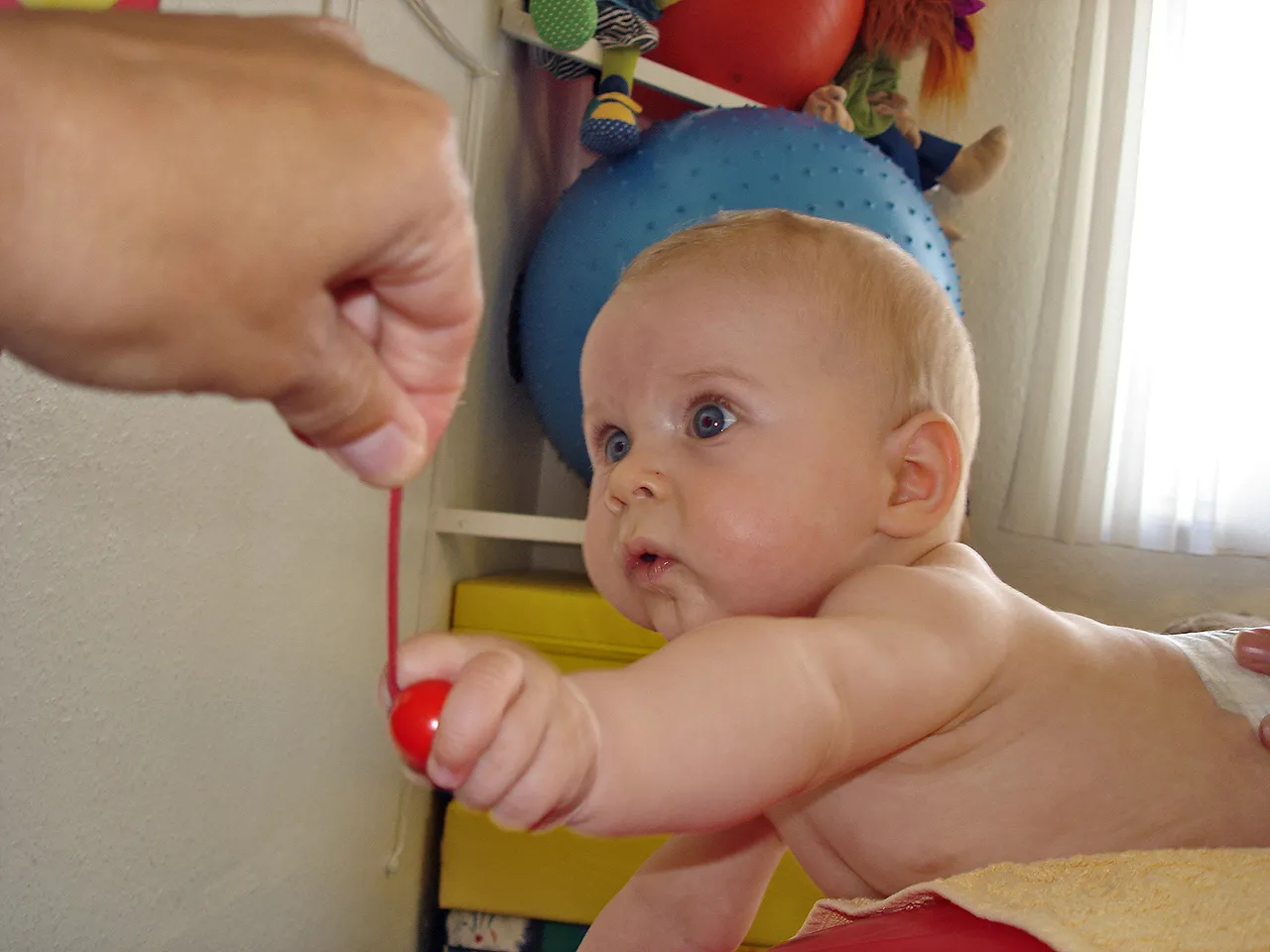 Baby greifft nach Ball